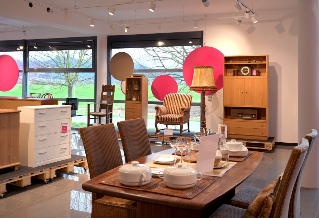 Dossenheim, Zweite Sahne, das Gebrauchtwaren- Kaufhaus der AVR ist eröffnet Innenaufnahme mit Möbelstücken