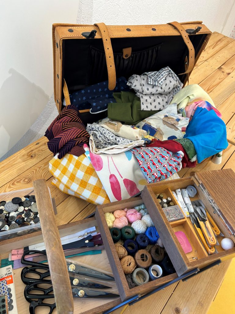 Nähcafé 2 geöffneter Nähkoffer mit Stoffmustern